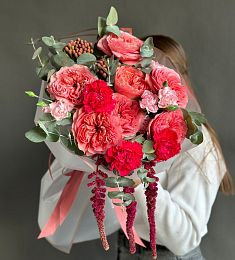 Композиция "Аревик" из роз и гвоздик с голландской зеленью
