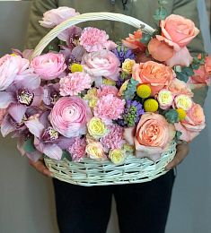 Композиция "Роскошная фантазия" из орхидей, роз, гвоздики и гиацинтов в корзине