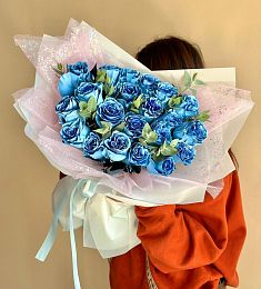 21 голубая роза с эвкалиптом