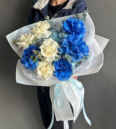 Букет "Лазурное небо" из синих и белых роз с гортензией