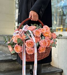 Букет "Цветочная мозаика" из пионовидных спрей роз и эвкалипта в корзине