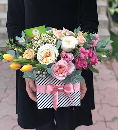 Композиция в коробке "Blooming Bouquet" из роз, тюльпан, эвкалипта и брунии