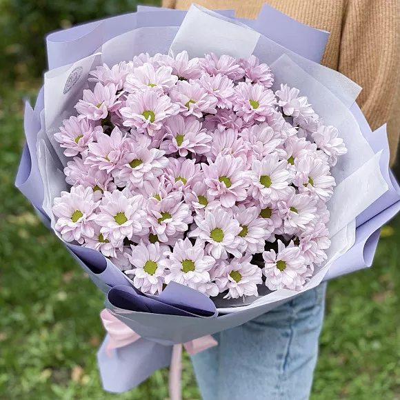 Букет из 9 ромашковидных фиолетовых хризантем в оформлении