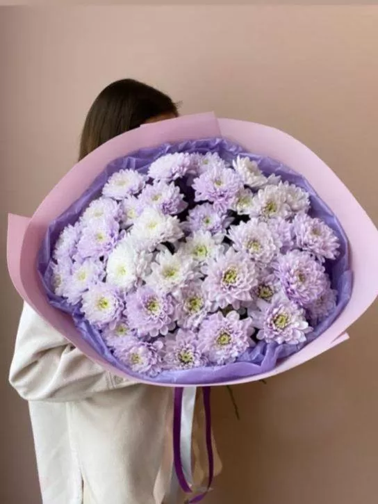 Букет из 9  фиолетовых кустовых хризантем в оформлении