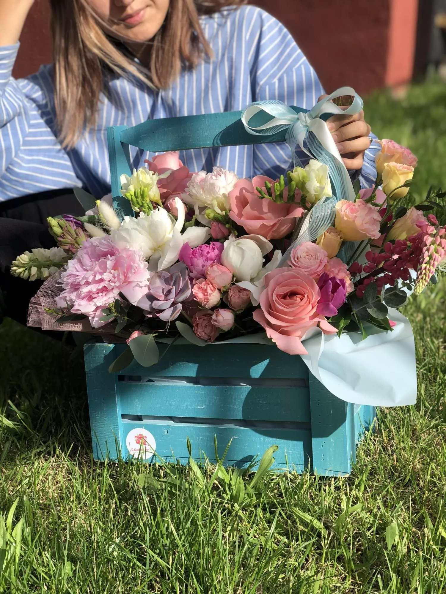 Деревянный ящик с цветами "Ягодный микс" с розами, пионами и фрезией