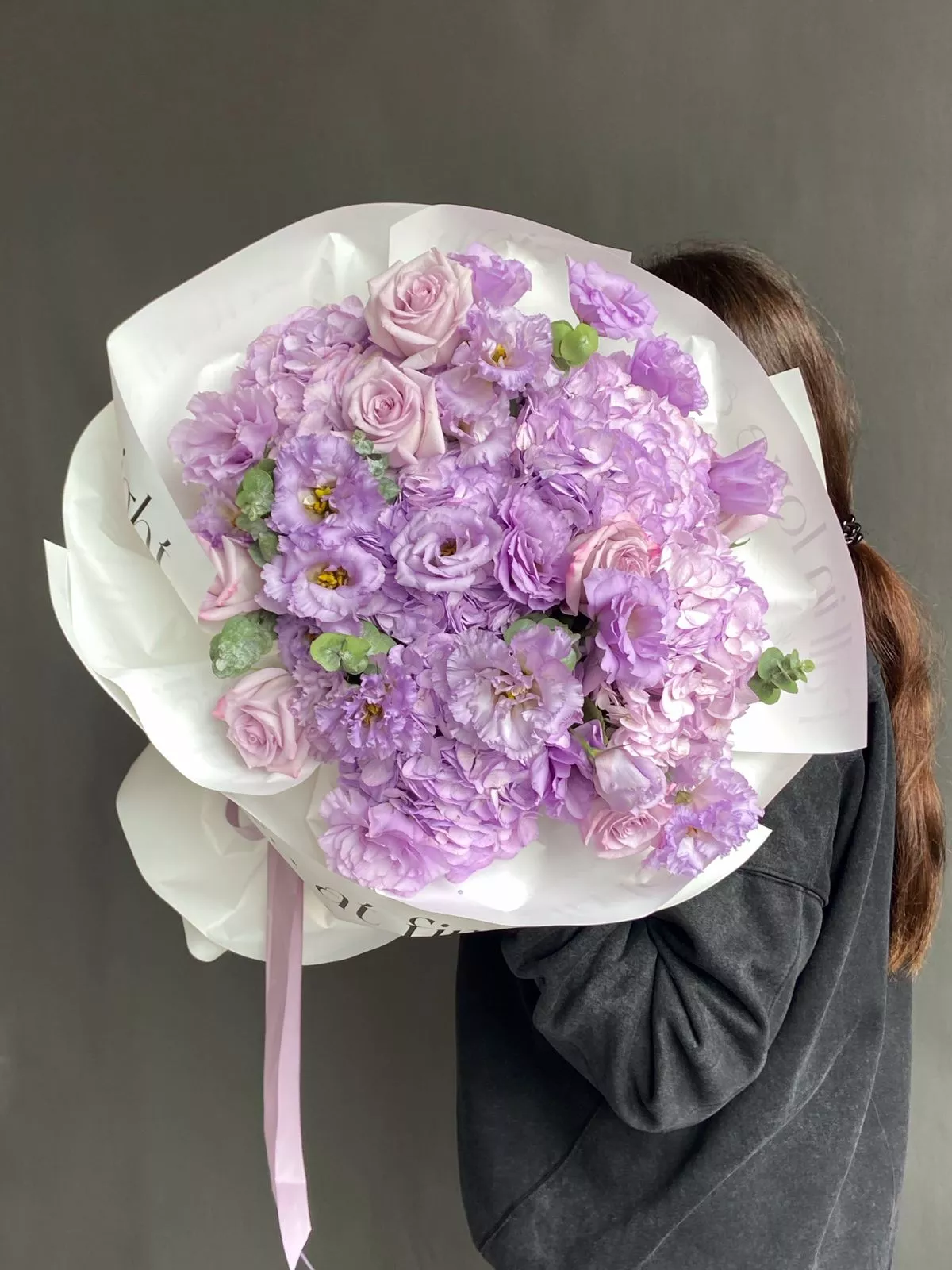 Букет "Helena" из гортензии, роз и лизиантусов в фиолетовых тонах