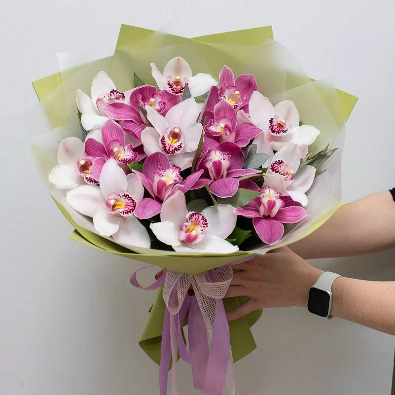 Букет "Мияно" из орхидеи и эвкалипта 