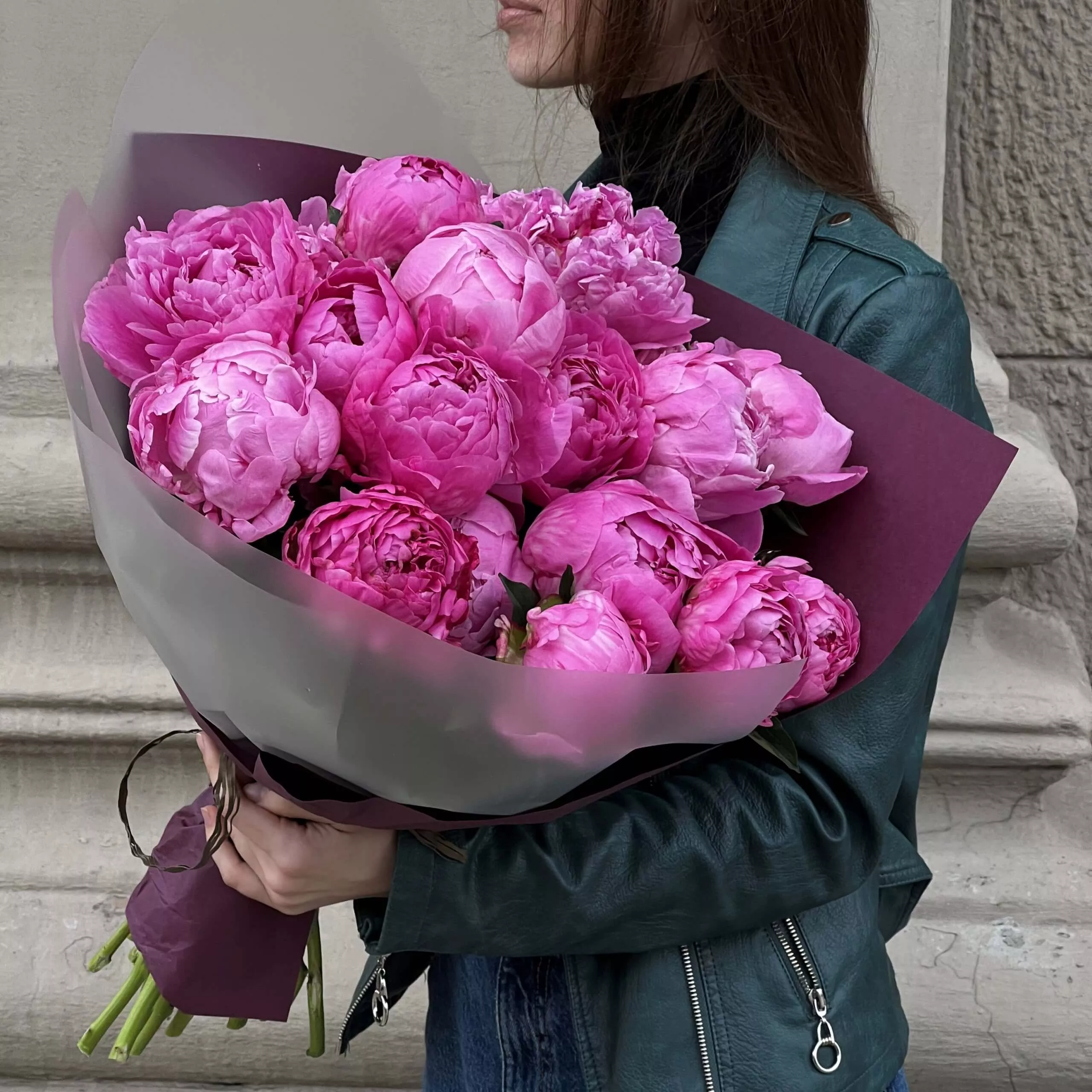 Букет из 25 ярких розовых пионов в оформлении