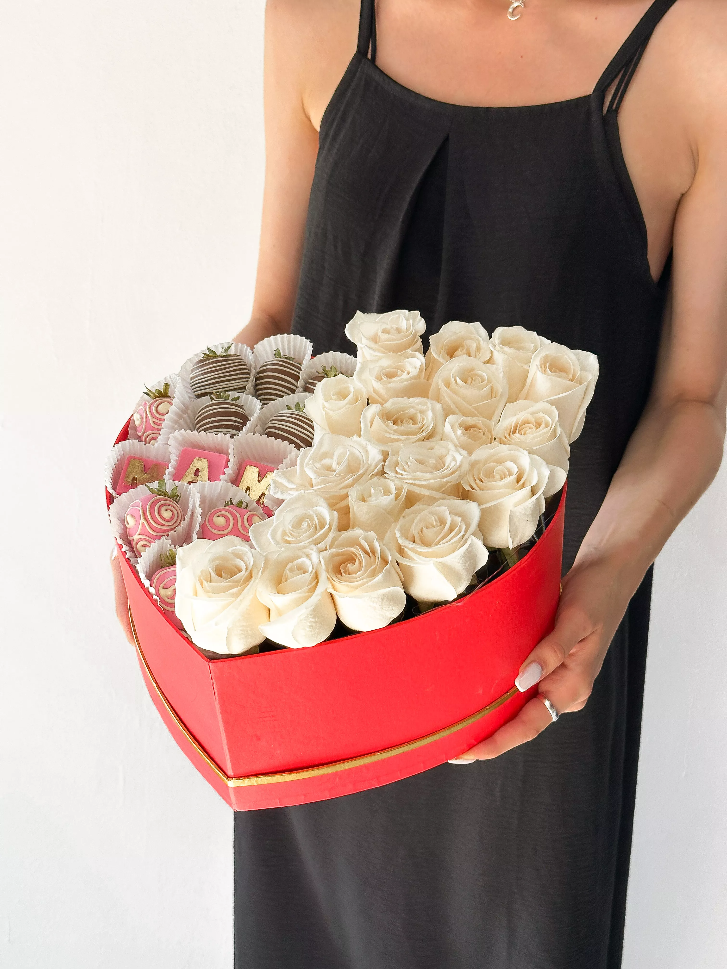 Клубничный бокс "Sweet Rose" клубника в шоколаде и розы в коробке